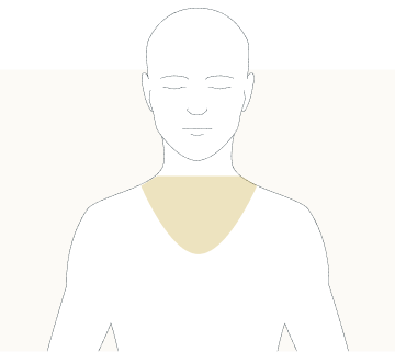 Linjeteckning av en person med handen på bröstet, med bröstet framhävt.