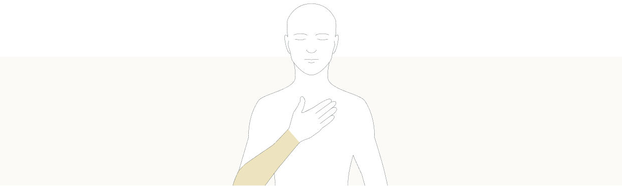 Linjeteckning av en person med handen på bröstet, med armarna framhävda.