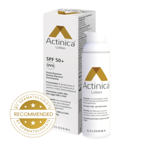 Bild på Actinica®lotion flaska och förpackning med en stämpel "approved by dermatologists"
